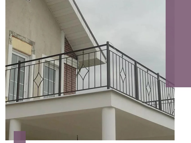 Изготовление балконных ограждений в Алапаевске из металла и стекла