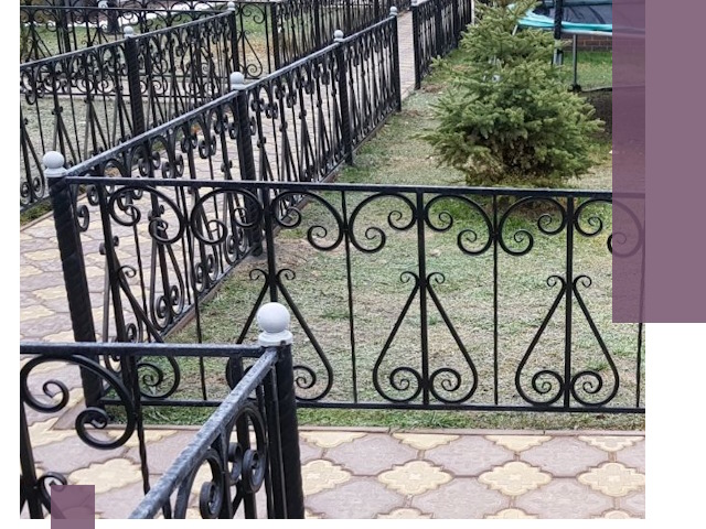 Кованые газонные ограждения под ключ в Алапаевске